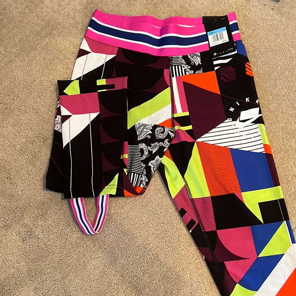 Nike NWT leggings size medium. Super fun and vibrant.